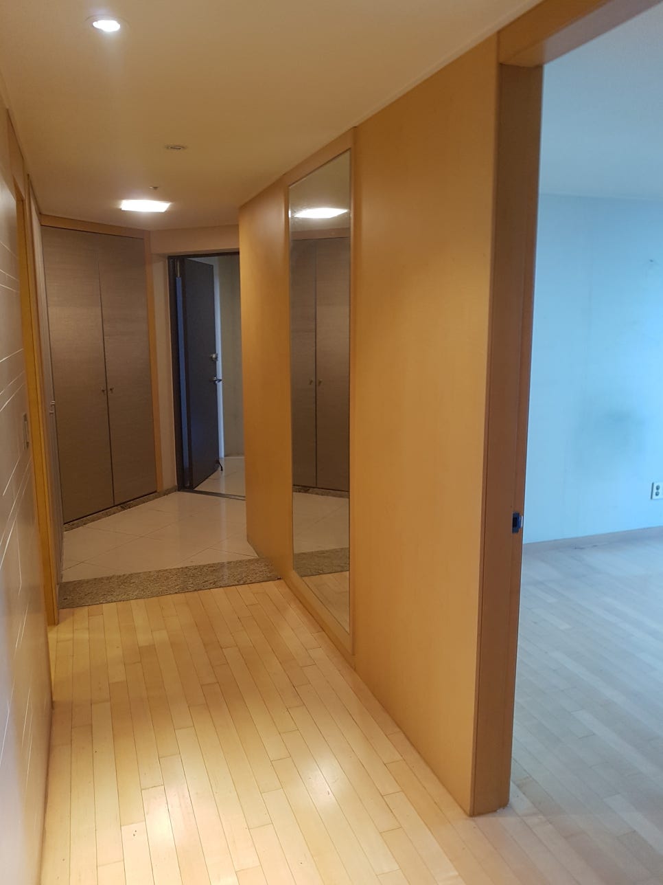 복도 신발장과 문선