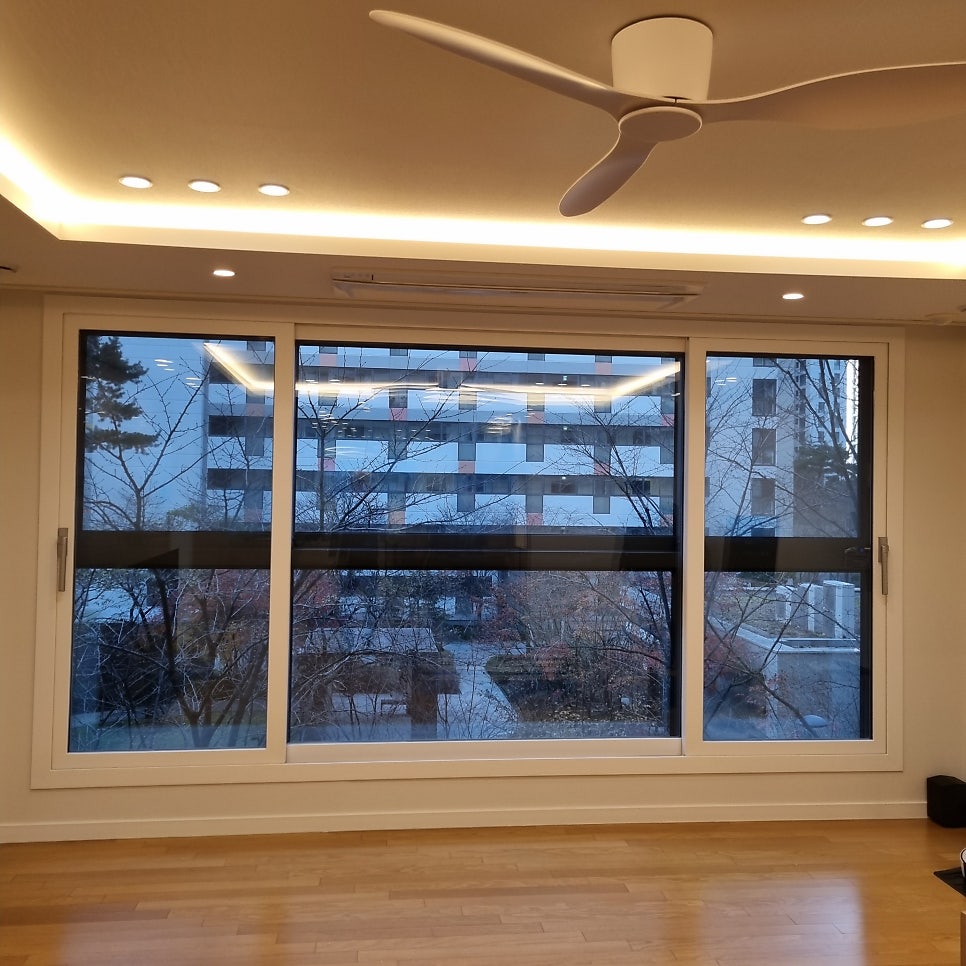 거실 창 하부와 바닥 접점